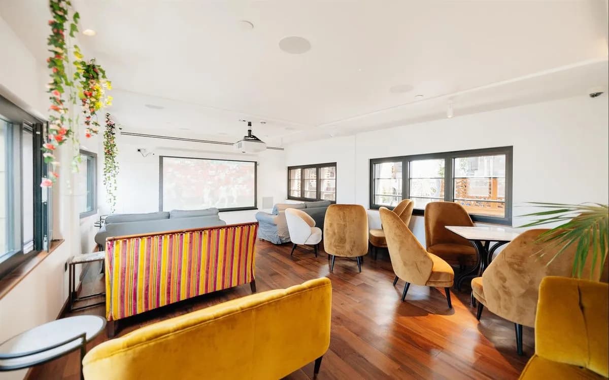Sky Lounge - Mezzanine - Tower Suites by Blue Orchid