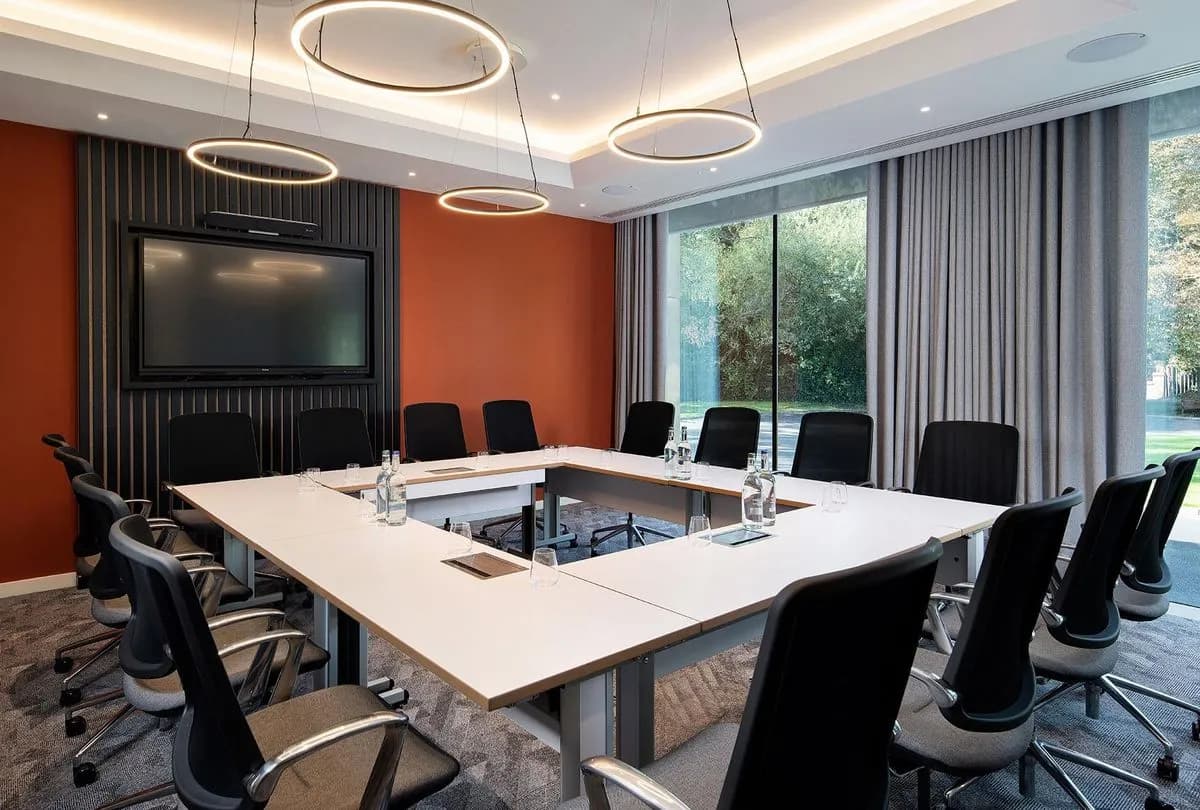 Fourth Wall - Holiday Inn London-Shepperton