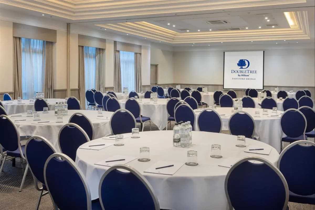 Queen Elizabeth Suite - DoubleTree by Hilton Dartford Bridge