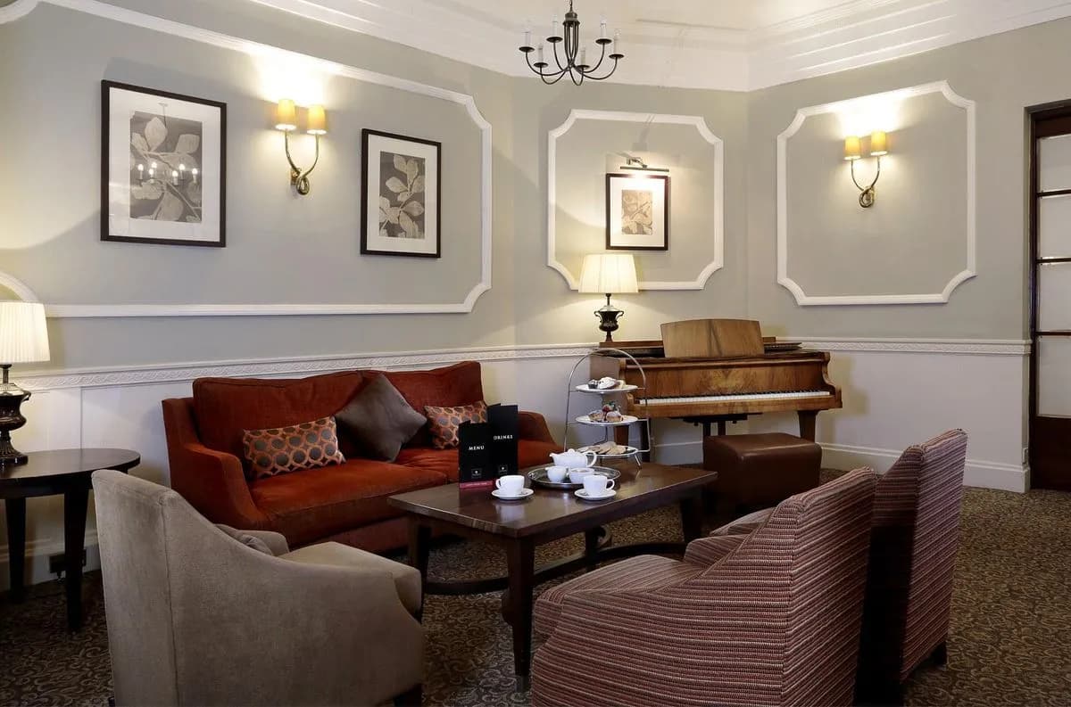 Lounge - Macdonald New Blossoms Hotel