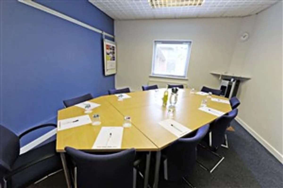 Syndicate room 8 - Burleigh Court