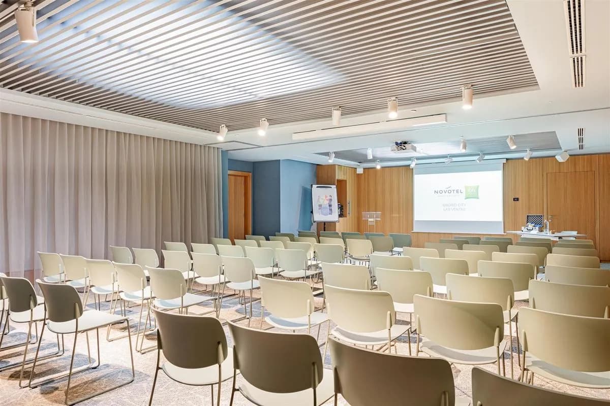 ABUBILLA + AGAPORNI MEETING ROOM - Novotel & Ibis Styles Madrid City Las Ventas