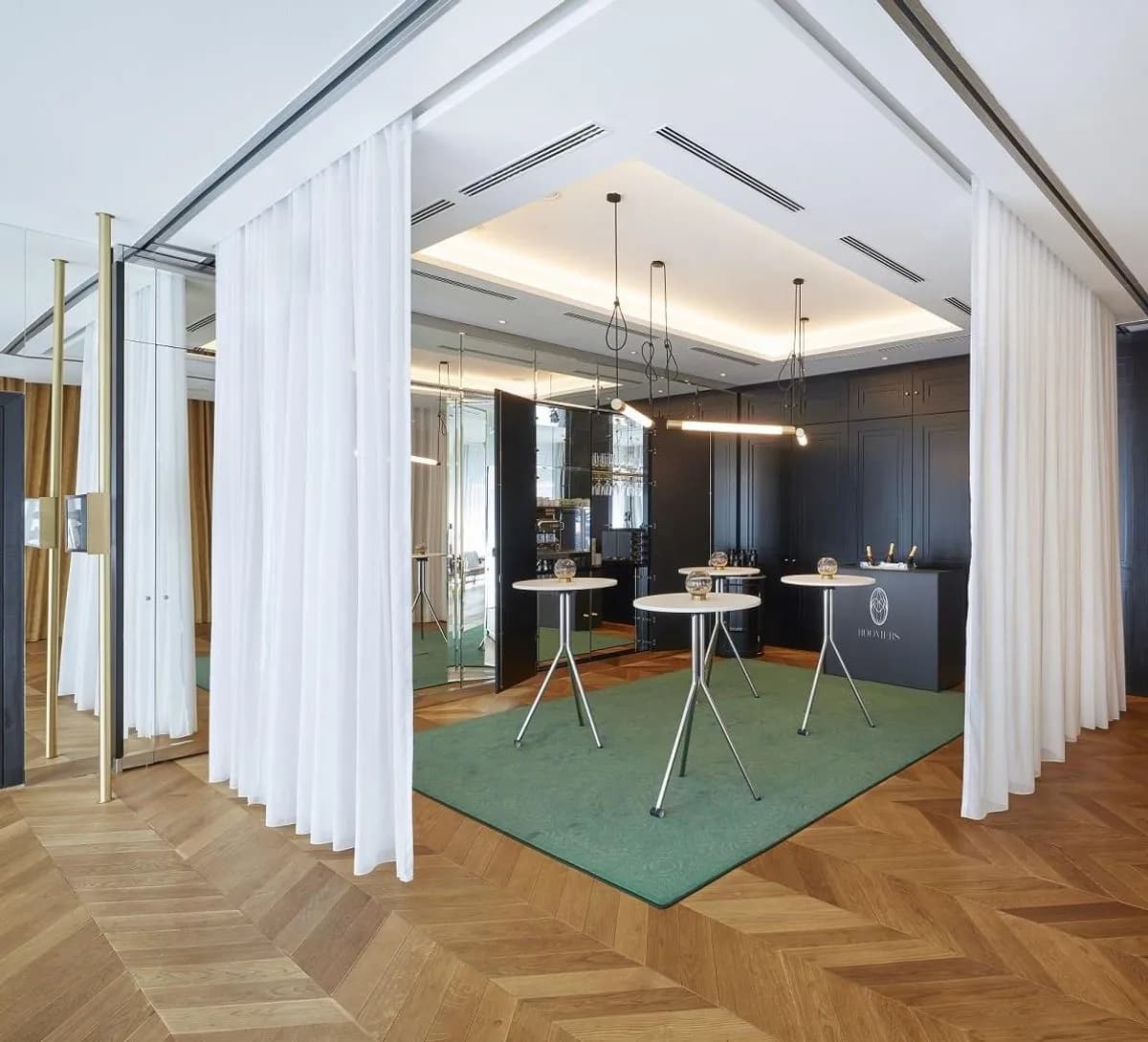 Roomers 1 - Roomers Munich, Autograph Collection
