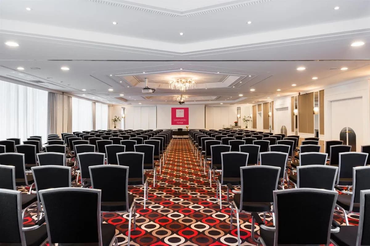Nymphenburg + Linderhof + Hohenschwangau - Leonardo Hotel Munich Arabellapark