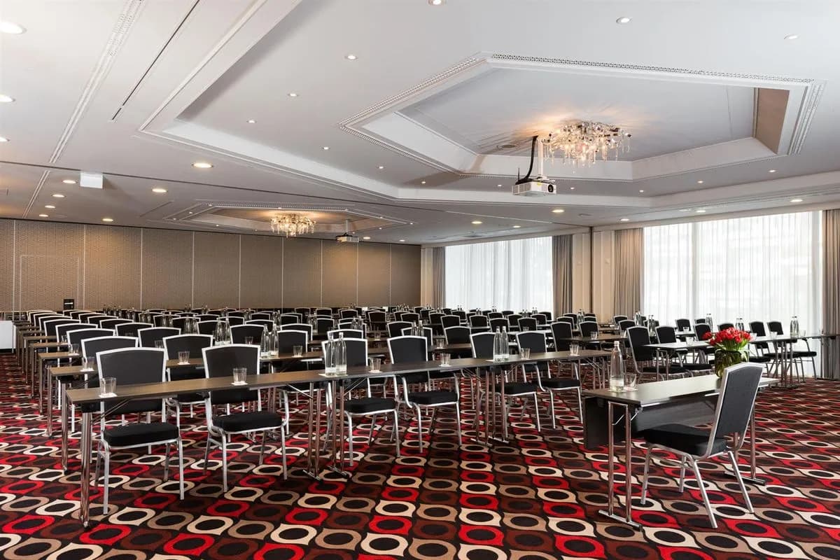 Nymphenburg + Linderhof - Leonardo Hotel Munich Arabellapark