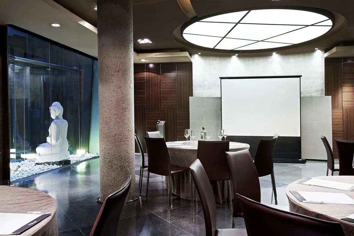 Nefer - Hotel Urban
