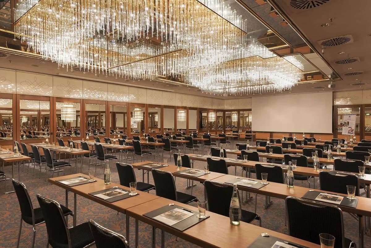 Hall Stuttgart - Maritim Hotel Munich