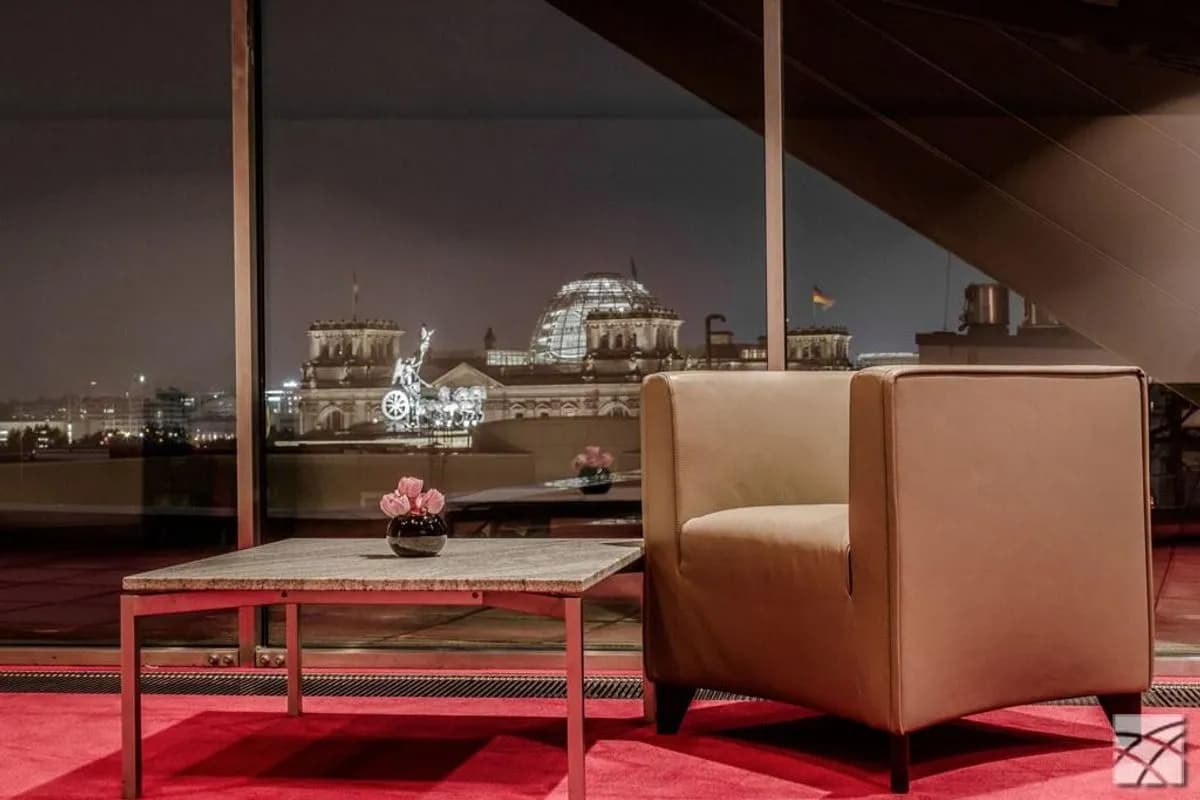 Sky Lounge West - AXICA