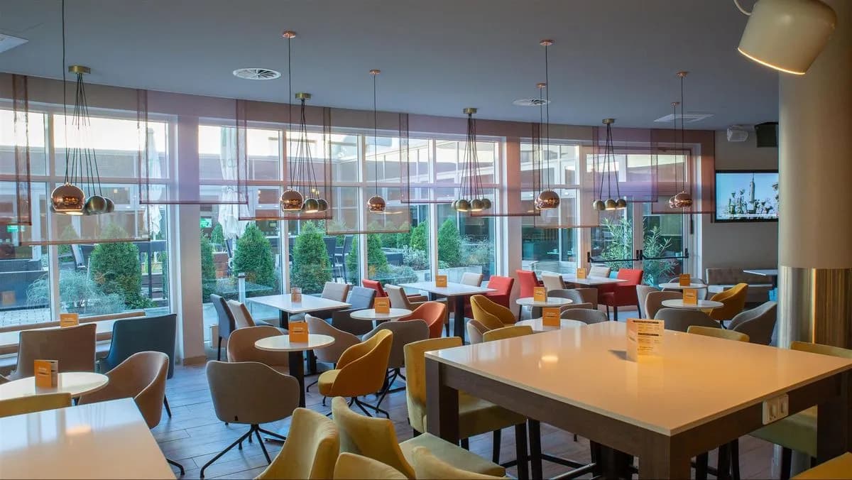 HANGAR 24 Bar - Holiday Inn Berlin Airport - Conference Centre