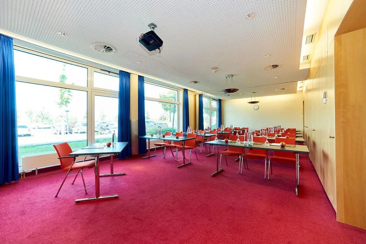 London Heathrow Airport I - Holiday Inn Berlin Airport - Conference Centre