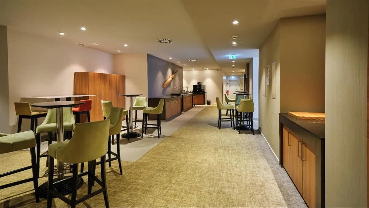 Lobby West - Holiday Inn Berlin Airport - Conference Centre