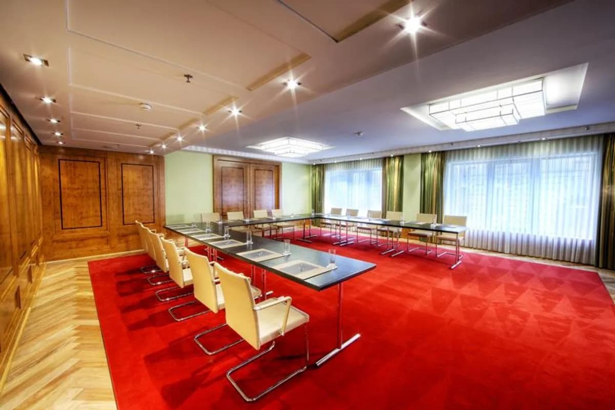 SALON TAUT - Regent Berlin
