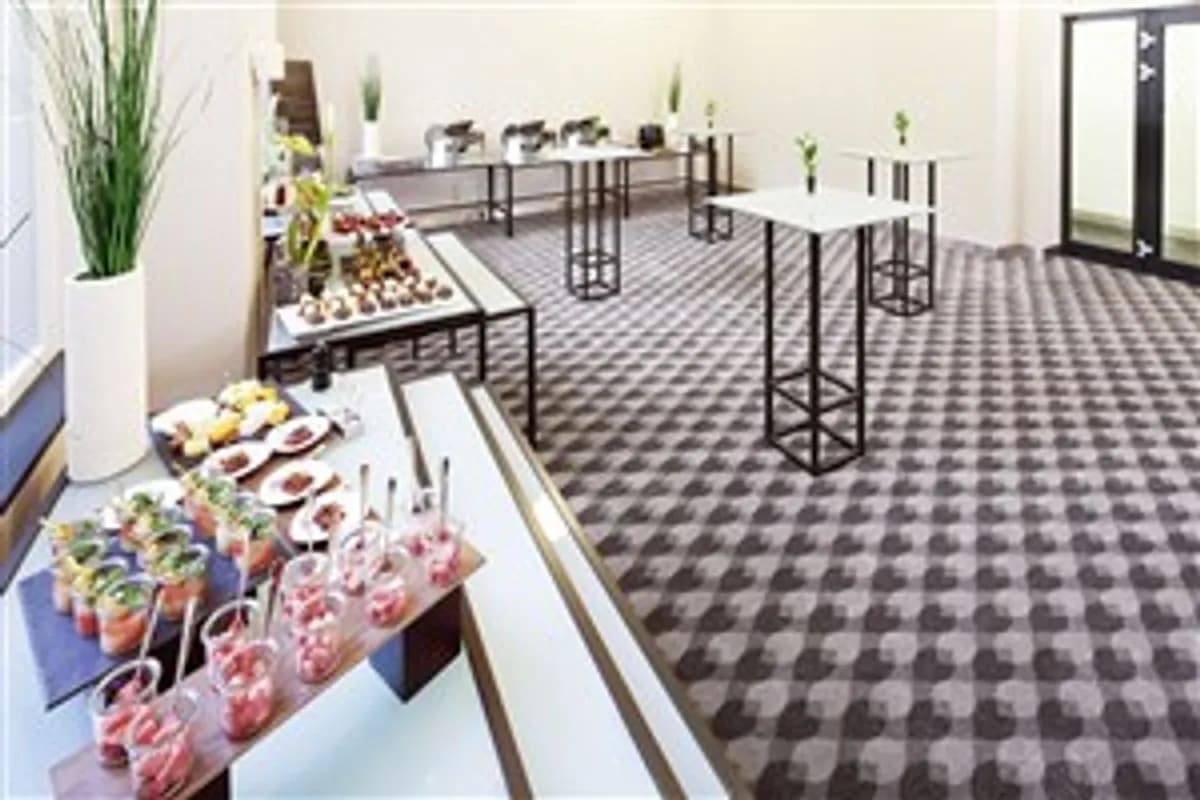 Foyer Credenza - Movenpick Hotel Berlin