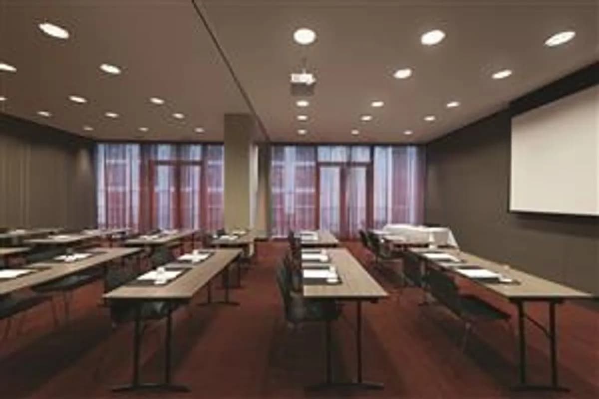 Queensland + New South Wales - Adina Apartment Hotel Frankfurt Neue Oper