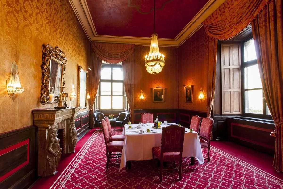 Roter Salon - Schlosshotel Hugenpoet