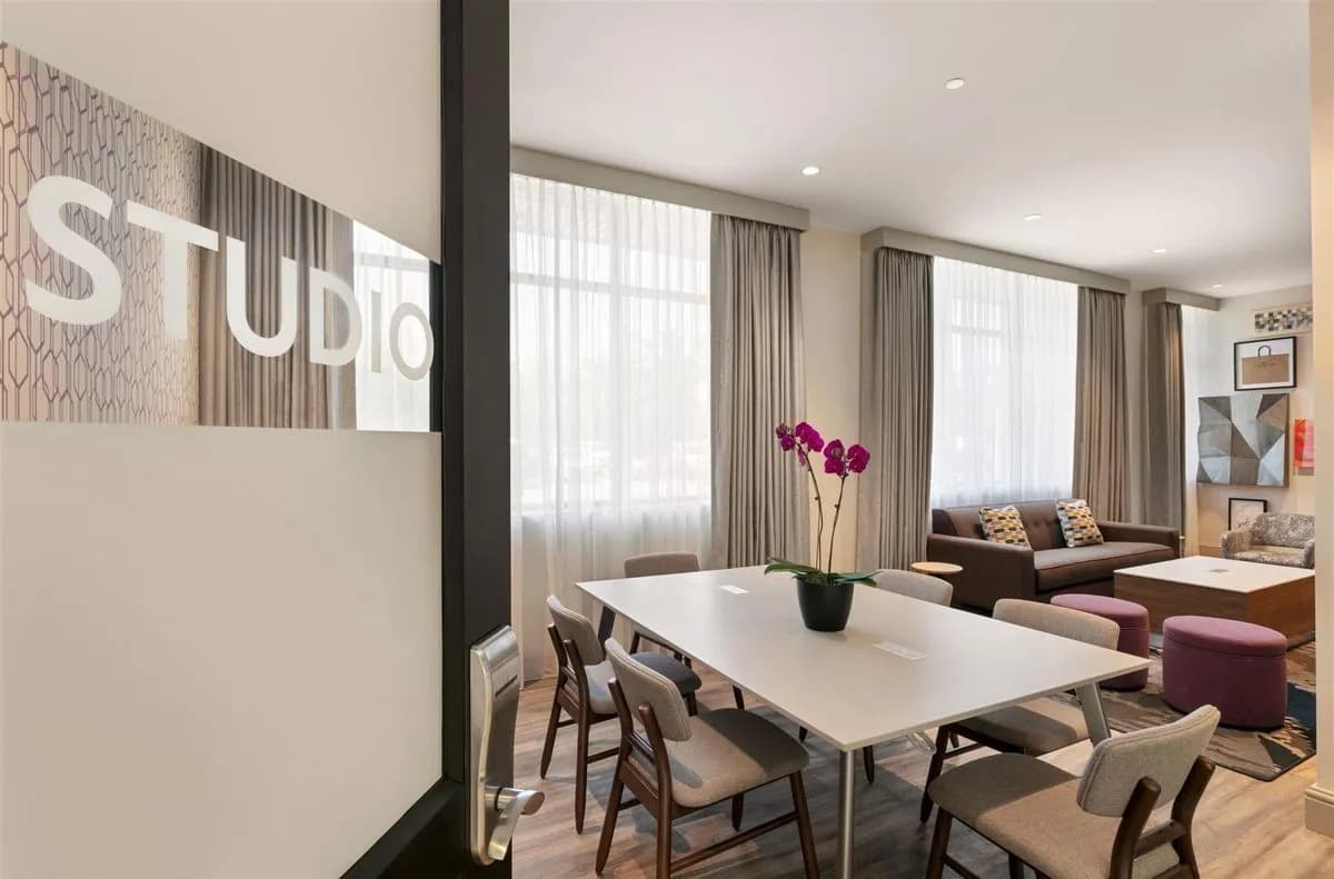 Studio - Crowne Plaza Philadelphia - King of Prussia