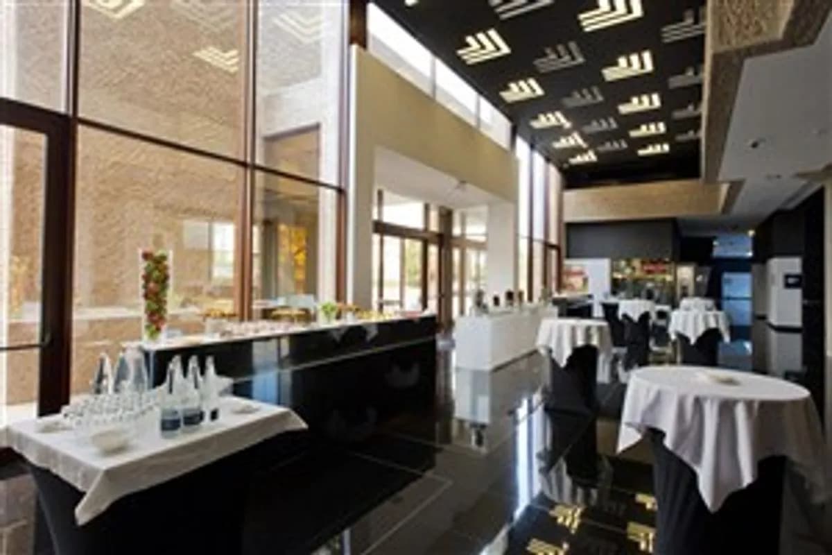 Foyer Area - Hilton Madrid Airport