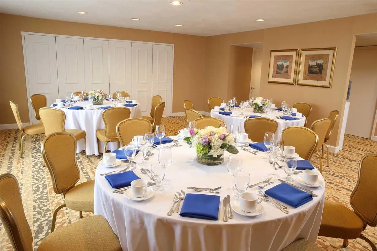Peabody Salon - Hampton Inn Boston/Natick