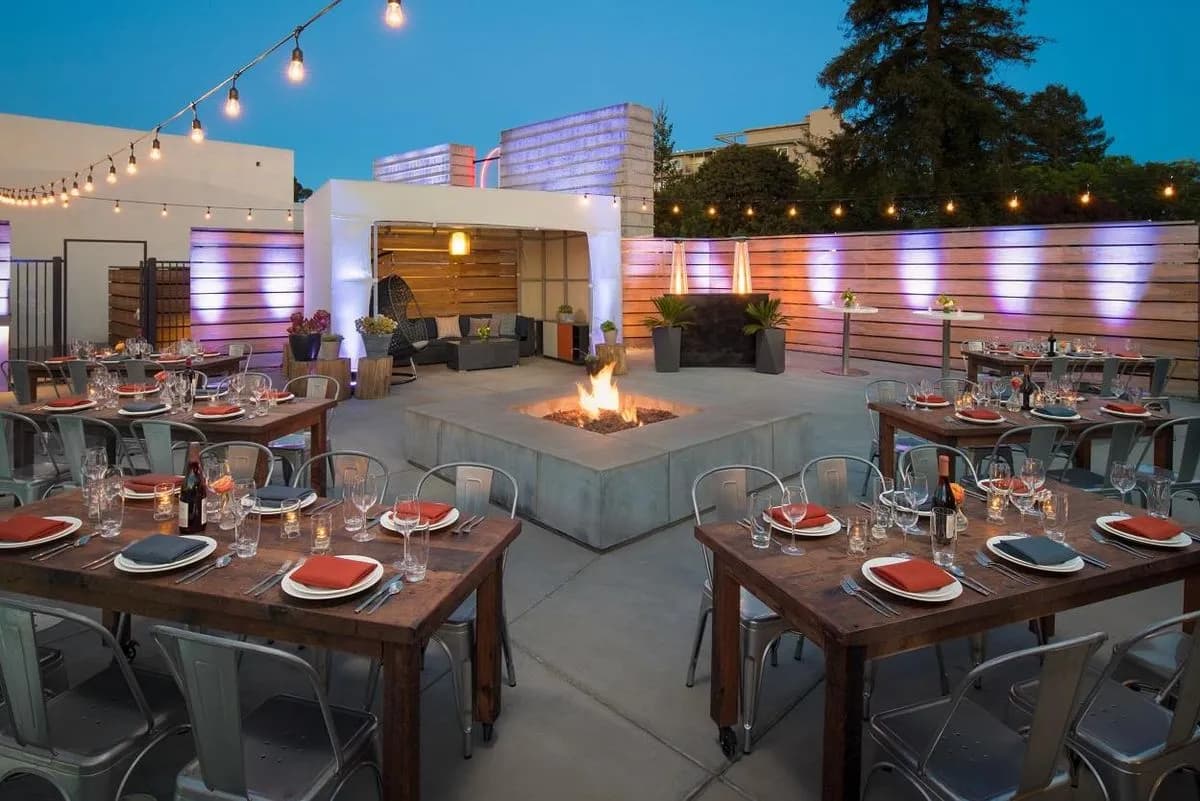 Poolside Dining & Lounge - Hotel Paradox, Autograph Collection