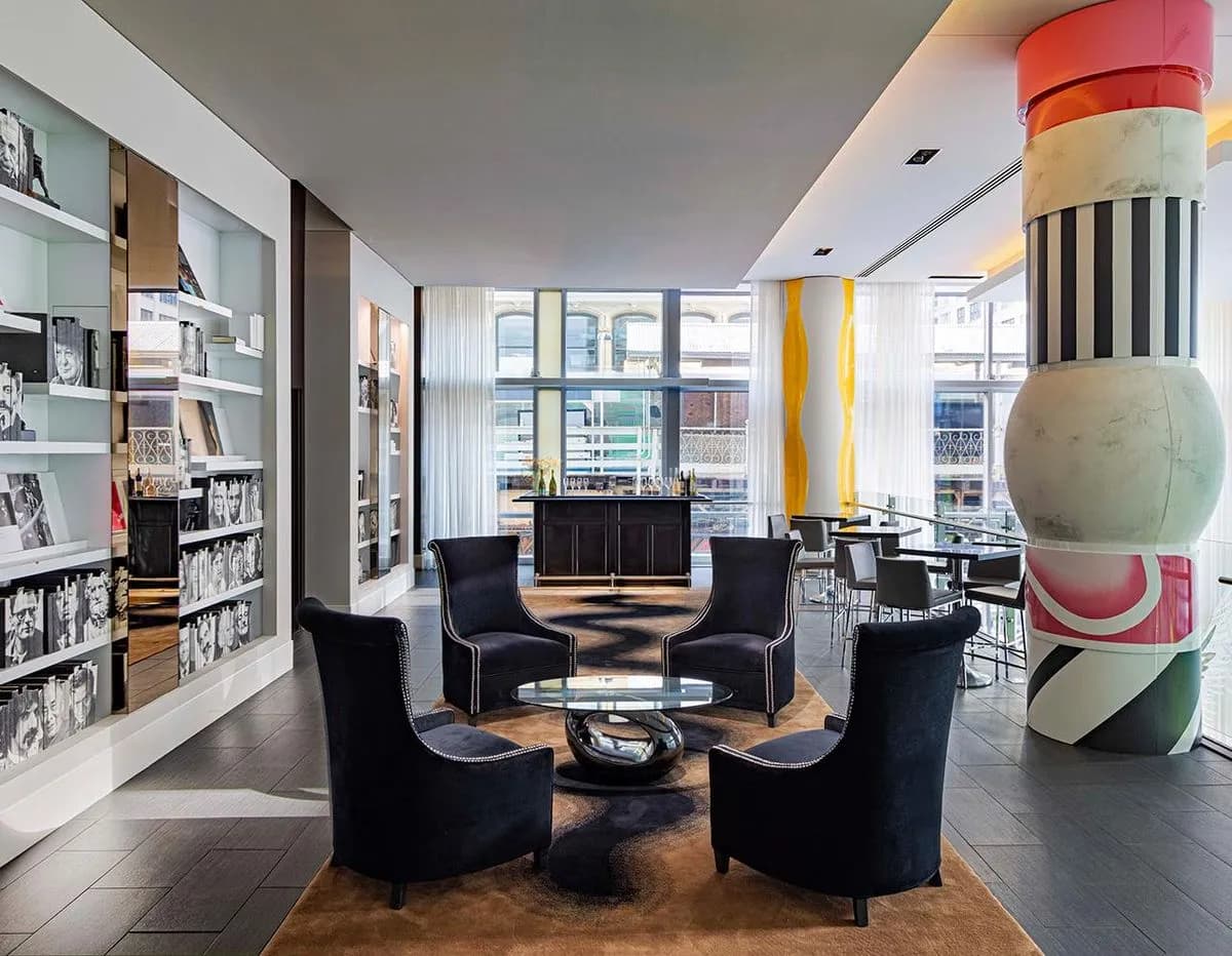 Phoenix Lounge - theWit Chicago, a Hilton Hotel