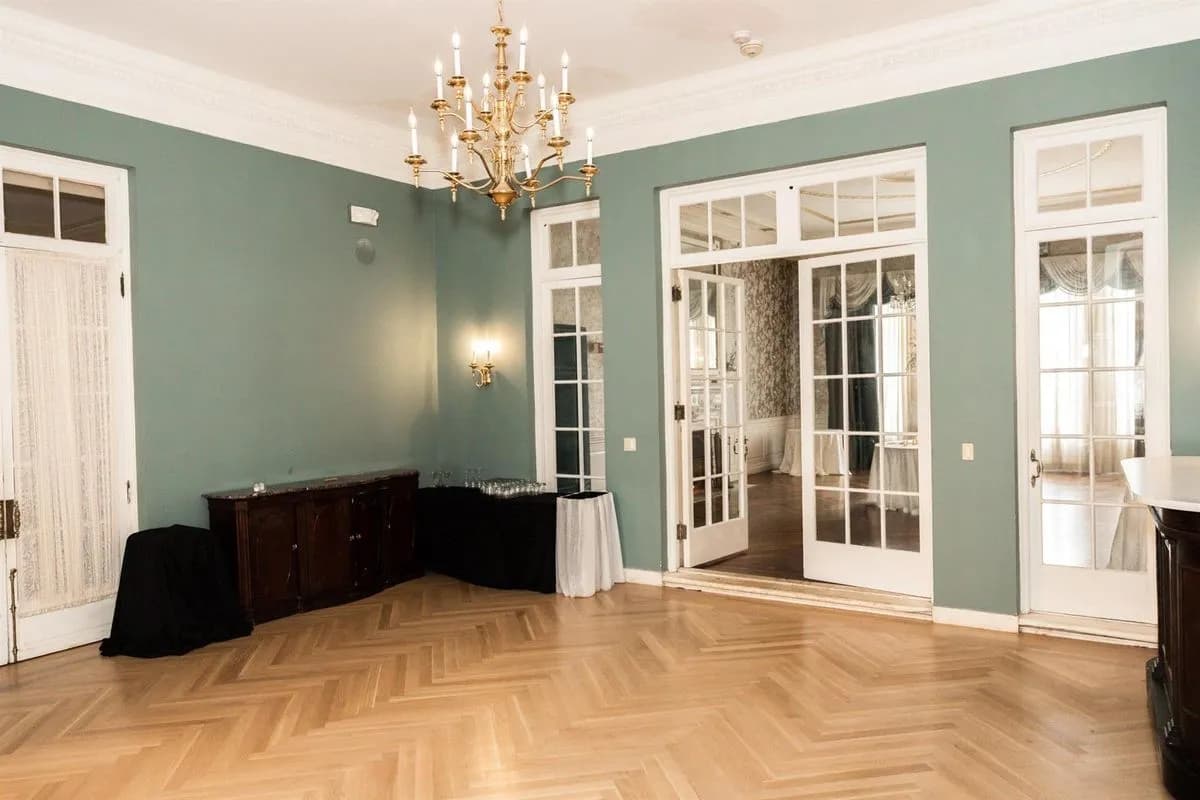 Sun - The Mansion at Glen Cove- Newly Renovated