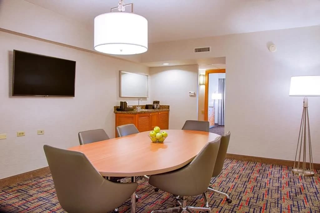 Executive Conference Suite - Embassy Suites by Hilton Chicago O'Hare Rosemont