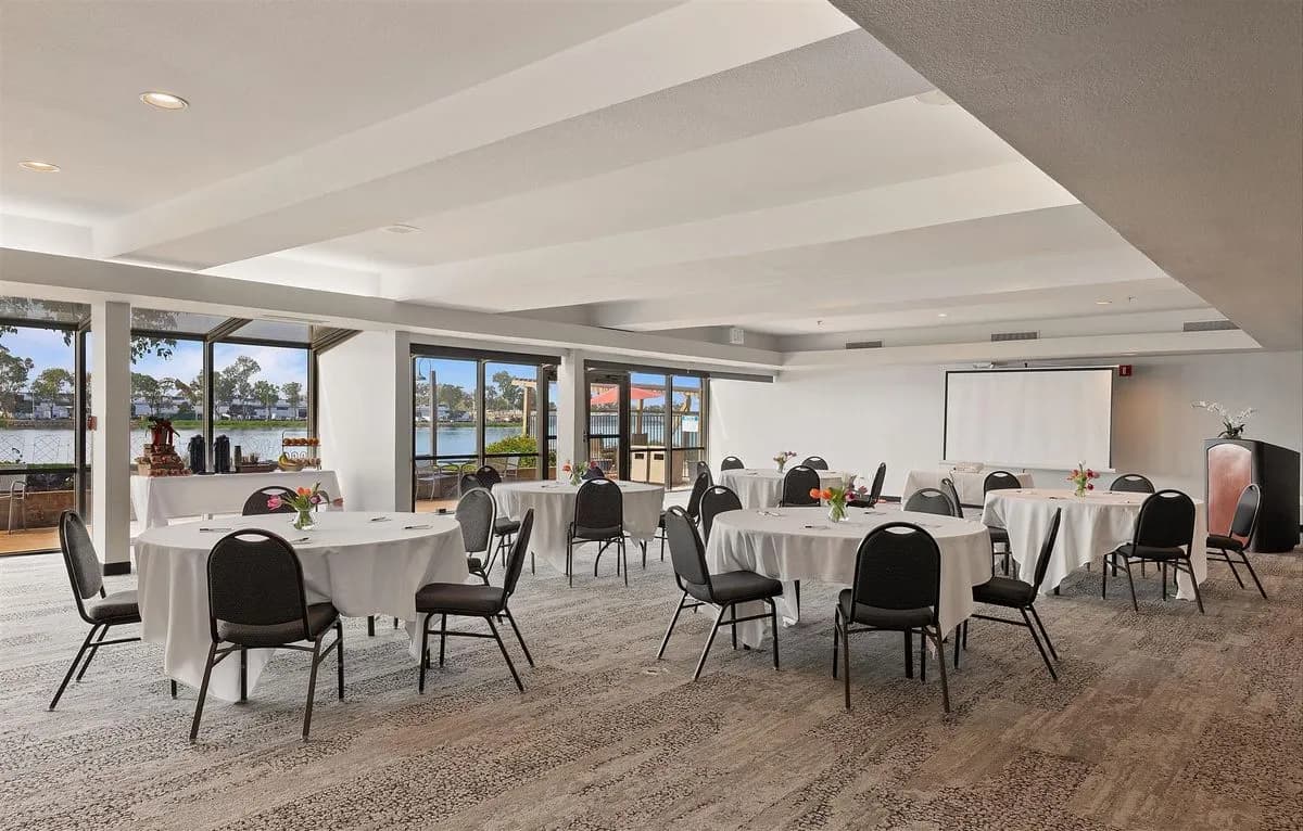 The Bayside Room - Executive Inn & Suites  Embarcadero Cove