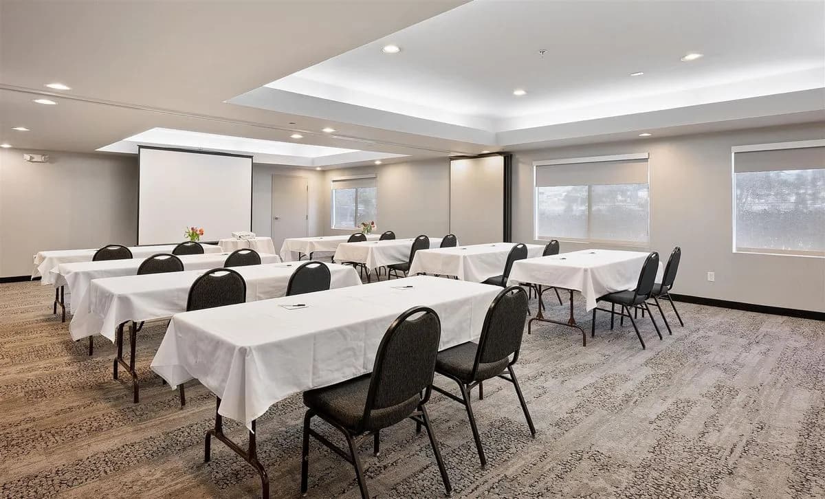 The Embarcadero Room - Executive Inn & Suites  Embarcadero Cove