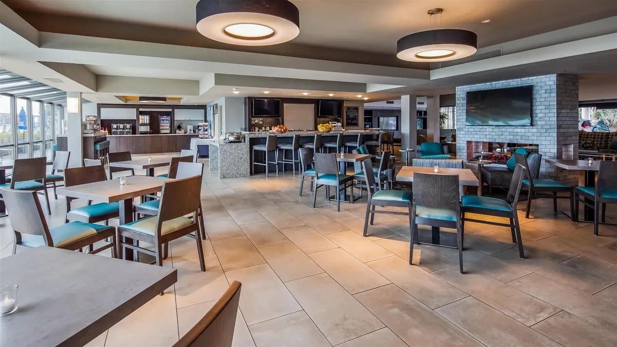 The Lounge - Executive Inn & Suites  Embarcadero Cove