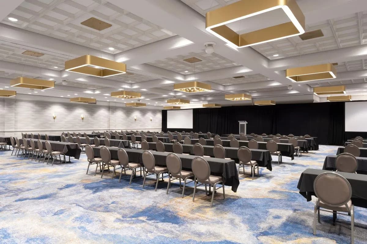 Sauganash Ballroom - Holiday Inn Chicago Dwtn - Wolf Point