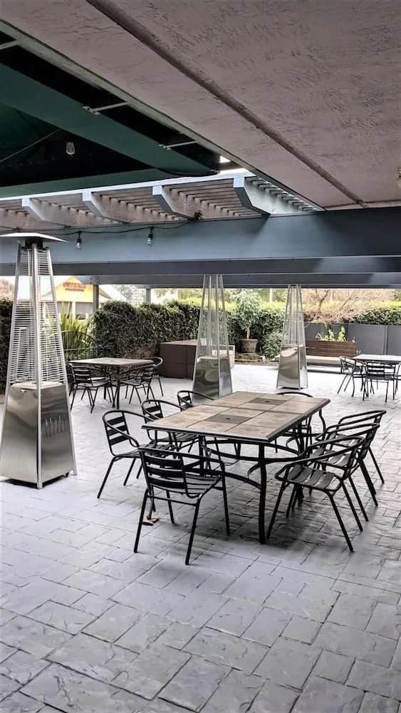 Outdoor Patio - Holiday Inn Dublin - Pleasanton
