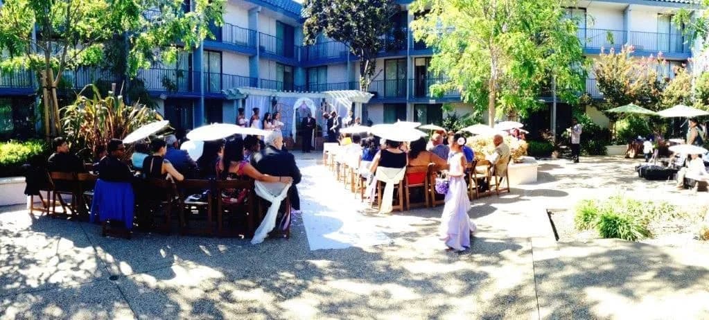 Outdoor Courtyard - Holiday Inn Dublin - Pleasanton