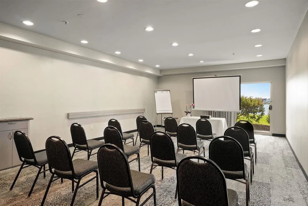 The Lighthouse Room - Best Western Plus Bayside Hotel